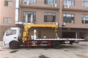 京口附近汽车轮胎更换